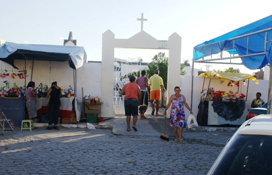 Coiteenses preparam cemitério para a visitação do dia de Finados