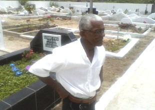 Aposentado em Retirolândia visita túmulo de filho a quase seis anos, duas vezes por dia