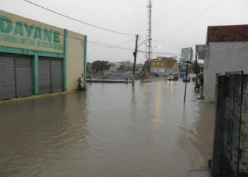 Forte temporal inuda rua no centro da cidade de Santaluz