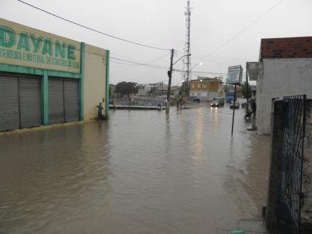 Forte temporal inuda rua no centro da cidade de Santaluz