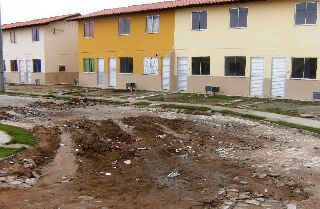 Pavimentação de conjunto habitacional em Serrinha “derrete” com a chuva