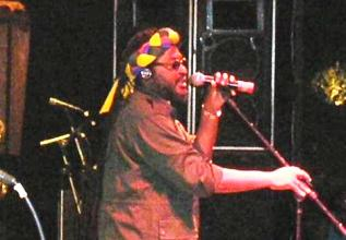 Edson Gomes decepciona prefeita, padre e fãs durante show em Conceição do Jacuípe