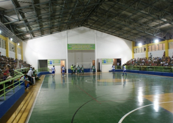 Prefeito reinaugura ginásio de esporte com jogos e banda