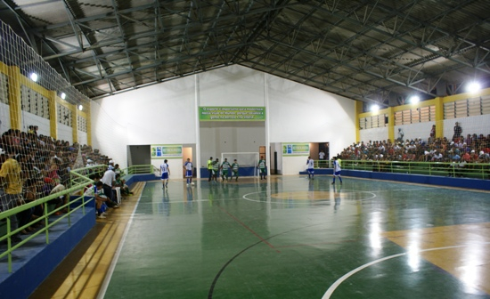 Prefeito reinaugura ginásio de esporte com jogos e banda