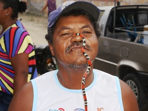Pai de Santo exibe intimidade com cobra coral