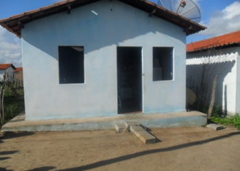 Incêndio destrói movéis de residência em conjunto habitacional