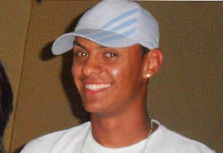 Jovem é morto a tiros disparados por motoqueiros  no centro da cidade