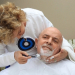 Lula decide cortar cabelo e tirar a barba antes que caia em decorrência da quimioterapia