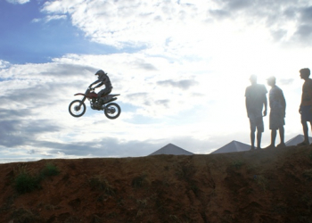 Piloto “passa entre as nuvens” durante 3º motocross de Coité – foto-Raimundo Mascarenhas