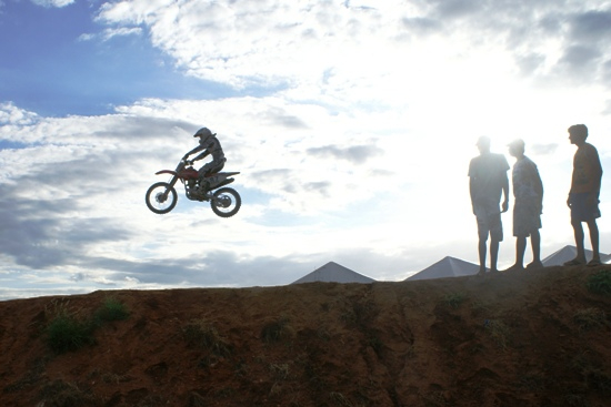 Piloto “passa entre as nuvens” durante 3º motocross de Coité – foto-Raimundo Mascarenhas
