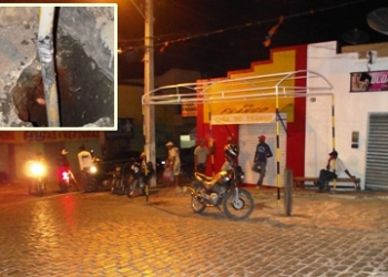 Mototaxistas montam toldo para se protegerem de sol e chuva e vice prefeito usa machado para tentar derrubá-lo