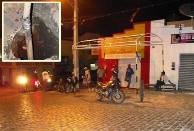 Mototaxistas montam toldo para se protegerem de sol e chuva e vice prefeito usa machado para tentar derrubá-lo