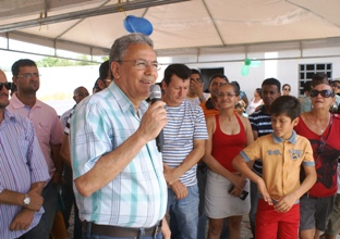 Prefeito leva Ação de Cidadania ao povoado de Laginha e assina ordem de serviço para construção de quadra