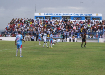Debaixo de chuva, Valente faz 2 a 0 em Itamaraju e vai decidir vaga para a final com Santaluz