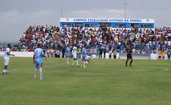 Debaixo de chuva, Valente faz 2 a 0 em Itamaraju e vai decidir vaga para a final com Santaluz