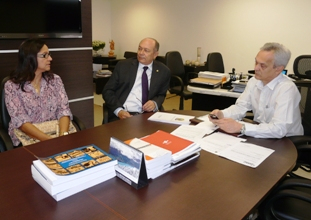 José Nunes e prefeita de Araci, Nenca, visitam secretário de Trabalho e fazem reivindicações