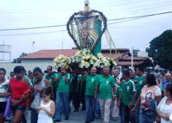 Imagem de Senhor do Bonfim chega a Santaluz na última noite do Trezanário de Santa Luzia