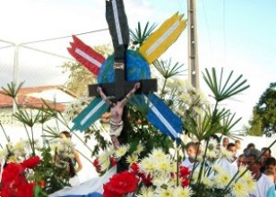 Imagem de Senhor do Bonfim e Cantores de Deus presentes no encerramento da Festa de Santa Luzia