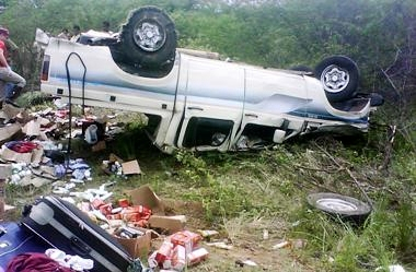 D – 20 capota próximo a Santa Bárbara, mata duas pessoas e deixa sete feridos