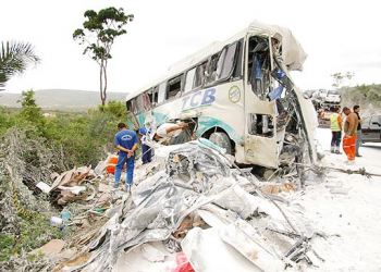 Tragédia na BR 116 – 33 mortos em acidente envolvendo ônibus, carreta e caminhão baú