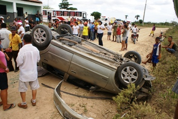 Astra capota na estrada Aroeira /Coité. Ocupantes tiveram ferimentos leves