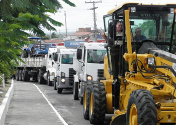 Município recebe mais duas caçambas e um trator de pneu no programa de renovação da frota