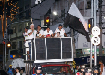 Wallace é recebido com festa em Coité e desfila em cima de um carro de som