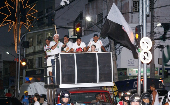 Wallace é recebido com festa em Coité e desfila em cima de um carro de som