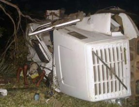 Carreta tomba e mata motorista em Mirangaba
