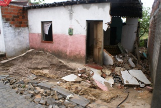 Forte temporal destrói casa no Bairro Nova Esperança em Coité