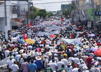 Mais de 15 mil pessoas realizam manifestação contra decisão do Governo  em trocar cisternas de placa pela de plástico