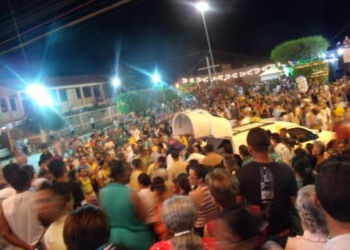 Dor e emoção marcam enterro de Danilo