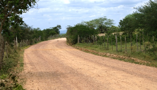 Santaluz – Impasse entre Prefeitura e Yamana deixa estrada sem manutenção e irrita motoristas