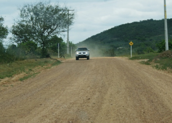 Santaluz – Impasse entre Prefeitura e Yamana deixa estrada sem manutenção e irrita motoristas