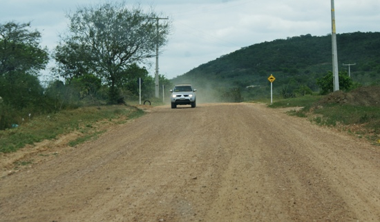 Santaluz – Impasse entre Prefeitura e Yamana deixa estrada sem manutenção e irrita motoristas
