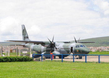 Aviões da FAB fazem o translado dos corpos das vítimas da tragédia com ônibus, carreta e caminhão na BR 116