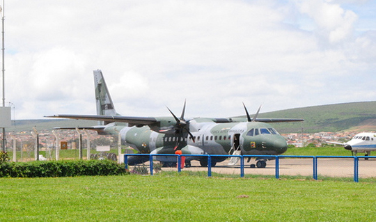 Aviões da FAB fazem o translado dos corpos das vítimas da tragédia com ônibus, carreta e caminhão na BR 116