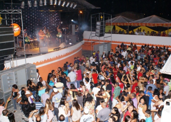 Com salão lotado, a seresta mais conhecida do sertão da Bahia festejou vinte anos.Veja o álbum de fotos