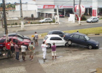 Engavetamento envolve três carros em Feira de Santana