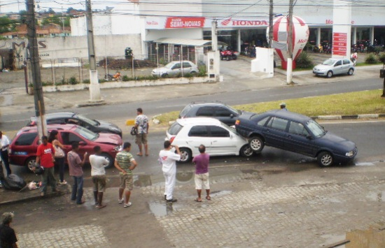 Engavetamento envolve três carros em Feira de Santana