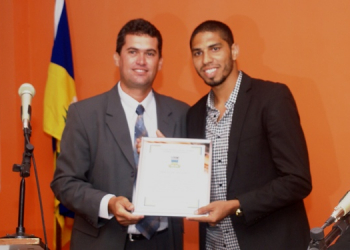 Familiares e amigos torcedores do Corinthians prestigiam Wallace ao receber homenagem da Câmara