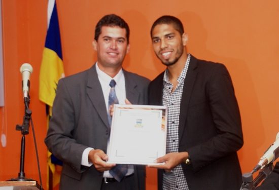 Familiares e amigos torcedores do Corinthians prestigiam Wallace ao receber homenagem da Câmara