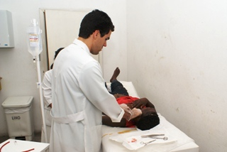 Mulher é esfaqueada no pescoço pelo sobrinho