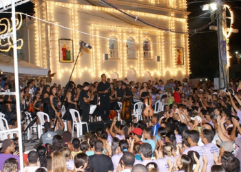 Gravação para o Globo Repórter atrai fãs e curiosos a praça da matriz em Coité