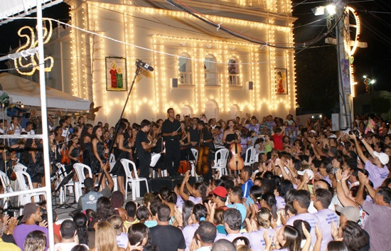 Gravação para o Globo Repórter atrai fãs e curiosos a praça da matriz em Coité