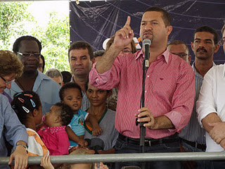 Na ausência de Wagner, discursos enalteceram gestão de Osni no ato de inauguração das casas