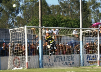 Goleiro Rose da seleção de Santaluz pratica exelente defesa contra Valente