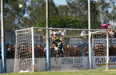 Goleiro Rose da seleção de Santaluz pratica exelente defesa contra Valente