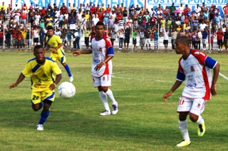 Goleiro e defesa de Santaluz vacilam, levam dois gols e distância sonho de titulo do Intermunicipal
