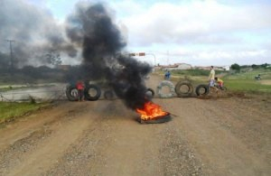 Indignados com péssimas condições de estrada, moradores bloqueiam BA 411